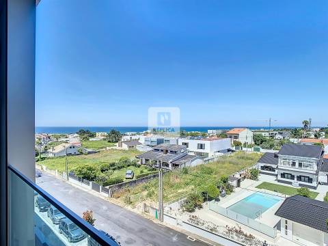 Apartamento T1 Novo com Varanda e Piscina na Praia da Madalena