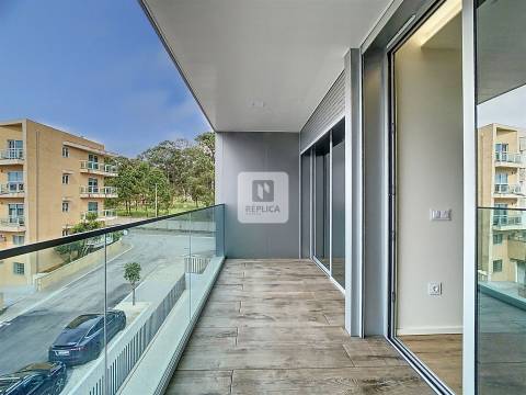 Apartamento T1 Novo com Varanda e Piscina na Praia da Madalena