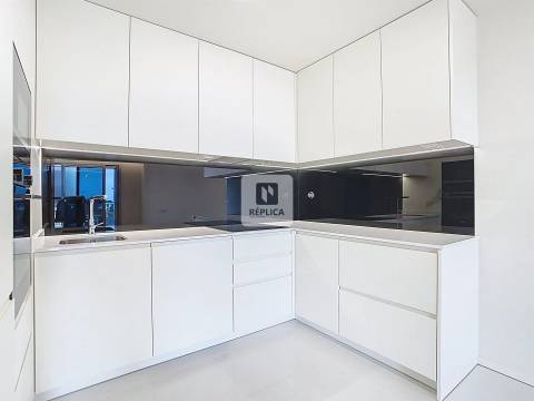 Apartamento T1 Novo com Varanda e Piscina na Praia da Madalena