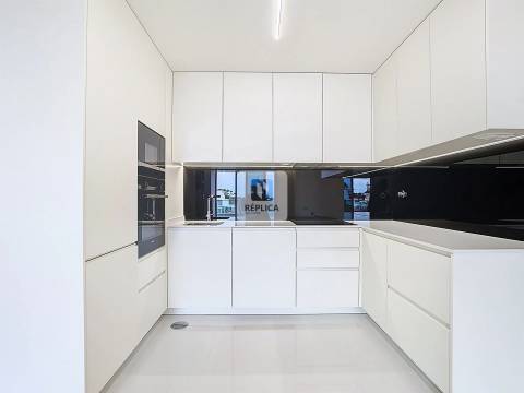 Apartamento T1 Novo com Varanda e Piscina na Praia da Madalena