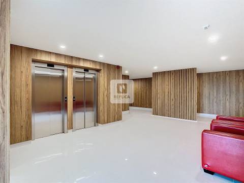 Apartamento T1 Novo com Varanda e Piscina na Praia da Madalena