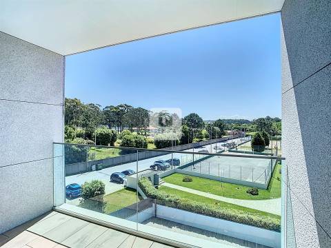 Apartamento T1 Novo com Varanda e Piscina na Praia da Madalena