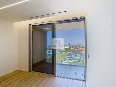 Apartamento T1 Novo com Varanda e Piscina na Praia da Madalena