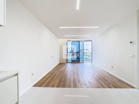 Apartamento T1 Novo com Varanda e Piscina na Praia da Madalena