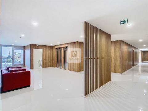 Apartamento T1 Novo com Varanda e Piscina na Praia da Madalena