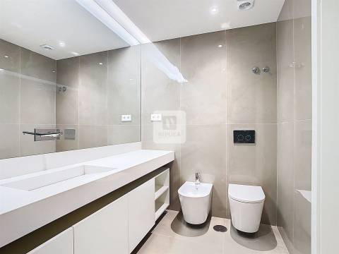 Apartamento T1 Novo com Varanda e Piscina na Praia da Madalena