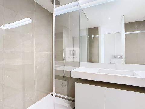 Apartamento T1 Novo com Varanda e Piscina na Praia da Madalena