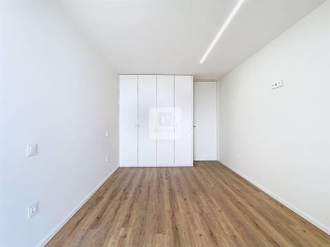 Apartamento T1 Novo com Varanda e Piscina na Praia da Madalena