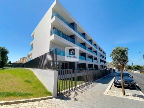 Apartamento T1 Novo com Varanda e Piscina na Praia da Madalena