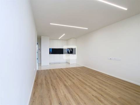 Apartamento T1 Novo com Varanda e Piscina na Praia da Madalena