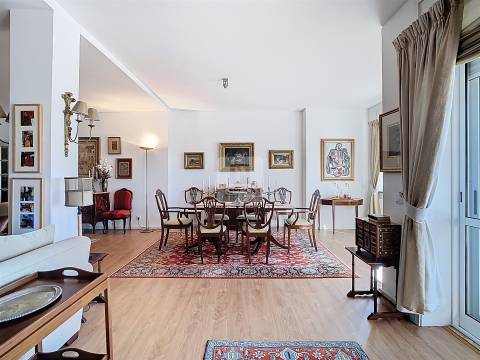 Apartamento T3 com 2 Varandas à Venda na Avenida da Boavista