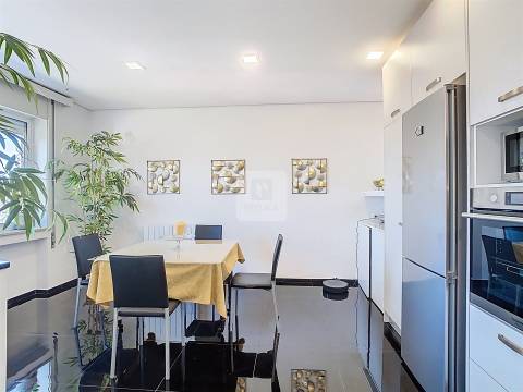 Apartamento T3 com 2 Varandas à Venda na Avenida da Boavista