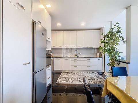 Apartamento T3 com 2 Varandas à Venda na Avenida da Boavista