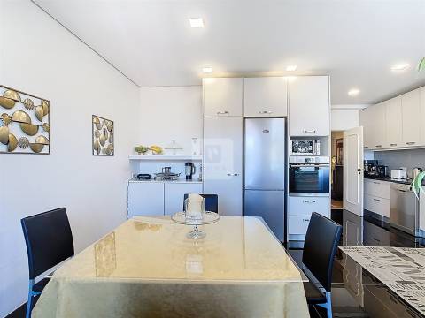 Apartamento T3 com 2 Varandas à Venda na Avenida da Boavista