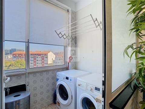 Apartamento T3 com 2 Varandas à Venda na Avenida da Boavista
