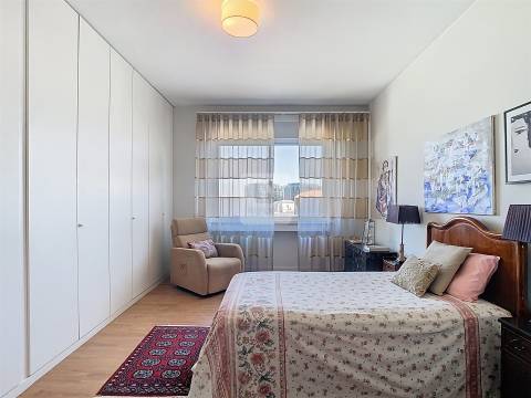 Apartamento T3 com 2 Varandas à Venda na Avenida da Boavista