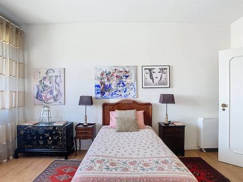 Apartamento T3 com 2 Varandas à Venda na Avenida da Boavista