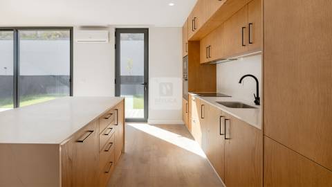 Moradia Geminada T3+1 com Jardim e Três Frentes na Boavista