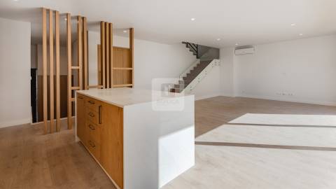 Moradia Geminada T3+1 com Jardim e Três Frentes na Boavista