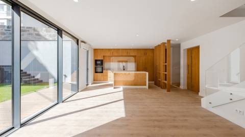 Moradia Geminada T3+1 com Jardim e Três Frentes na Boavista