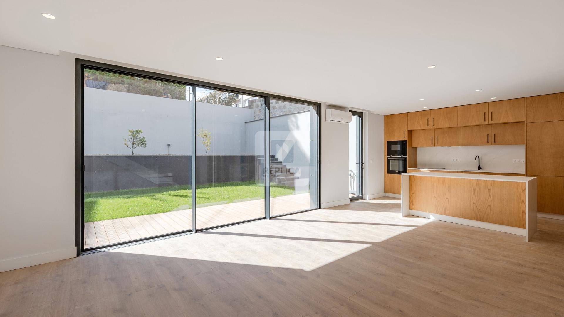 Moradia Geminada T3+1 com Jardim e Três Frentes na Boavista