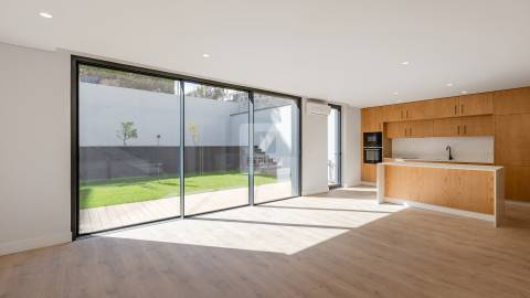 Moradia Geminada T3+1 com Jardim e Três Frentes na Boavista