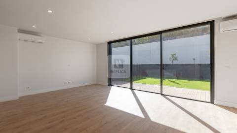 Moradia Geminada T3+1 com Jardim e Três Frentes na Boavista