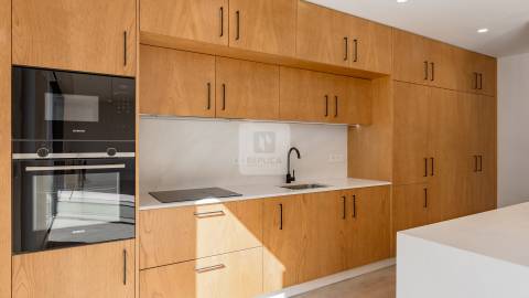 Moradia Geminada T3+1 com Jardim e Três Frentes na Boavista