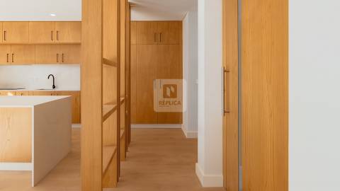 Moradia Geminada T3+1 com Jardim e Três Frentes na Boavista