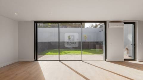 Moradia Geminada T3+1 com Jardim e Três Frentes na Boavista