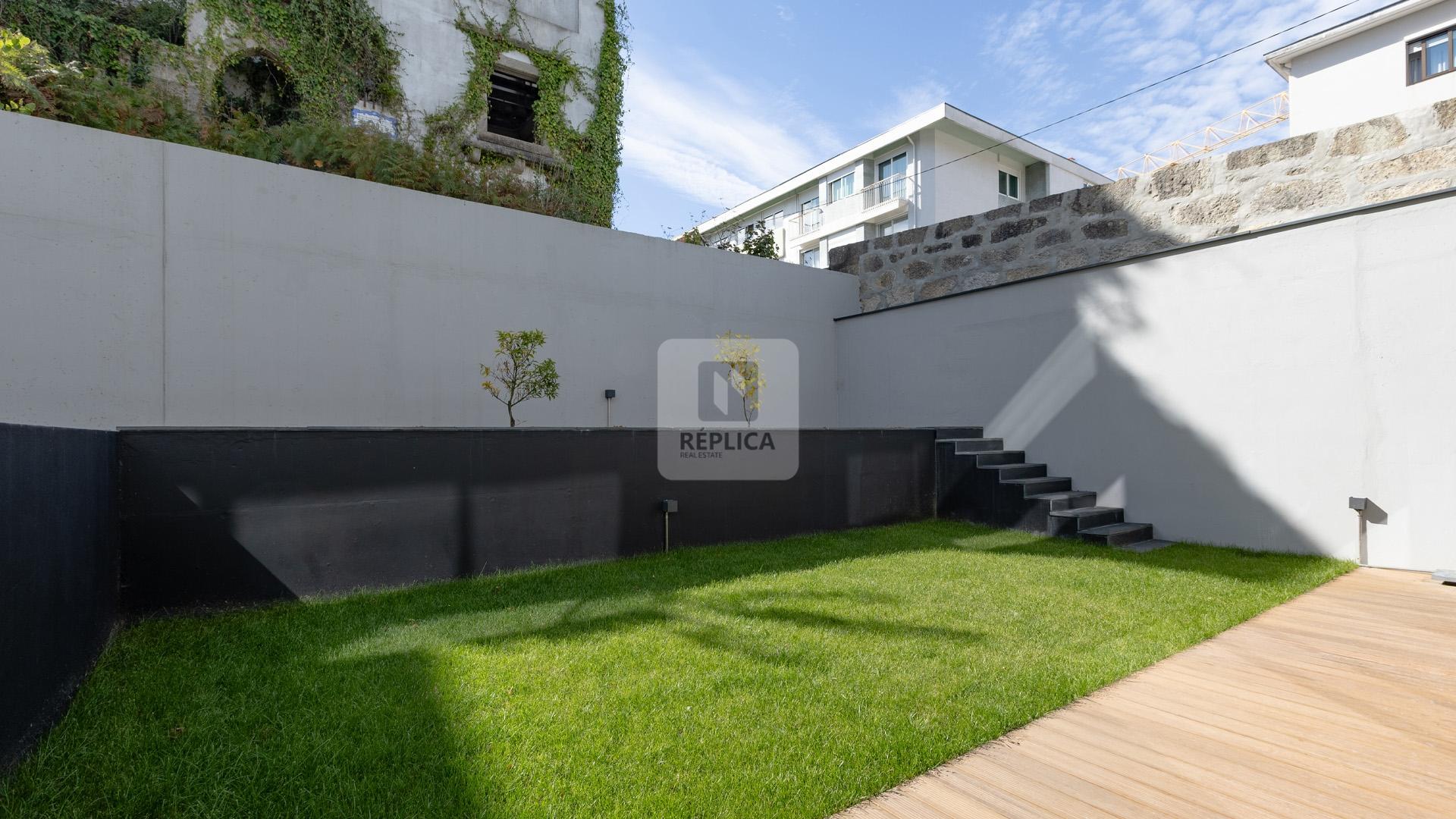 Moradia Geminada T3+1 com Jardim e Três Frentes na Boavista