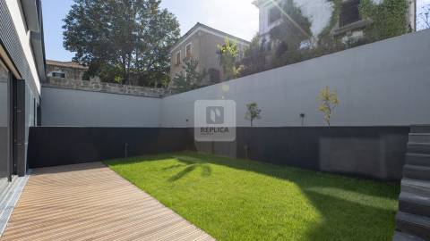 Moradia Geminada T3+1 com Jardim e Três Frentes na Boavista