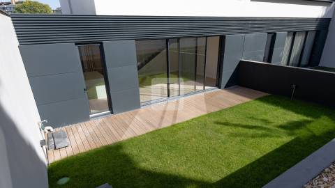 Moradia Geminada T3+1 com Jardim e Três Frentes na Boavista