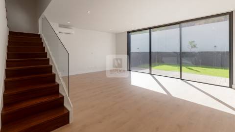 Moradia Geminada T3+1 com Jardim e Três Frentes na Boavista