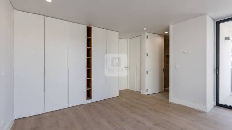 Moradia Geminada T3+1 com Jardim e Três Frentes na Boavista