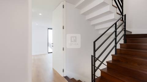 Moradia Geminada T3+1 com Jardim e Três Frentes na Boavista