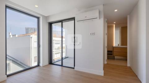 Moradia Geminada T3+1 com Jardim e Três Frentes na Boavista