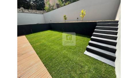 Moradia Geminada T3+1 com Jardim e Três Frentes na Boavista