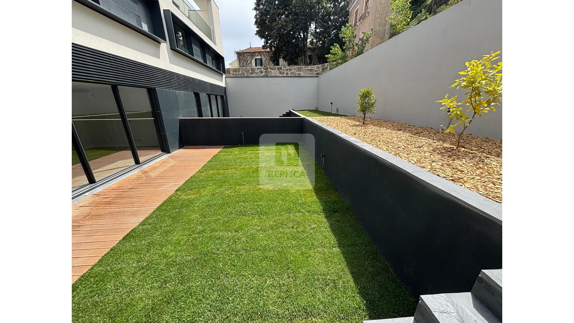 Moradia Geminada T3+1 com Jardim e Três Frentes na Boavista