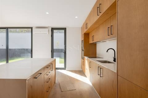 Moradia Geminada T3+1 com Jardim e Três Frentes na Boavista