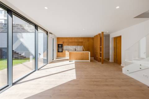 Moradia Geminada T3+1 com Jardim e Três Frentes na Boavista