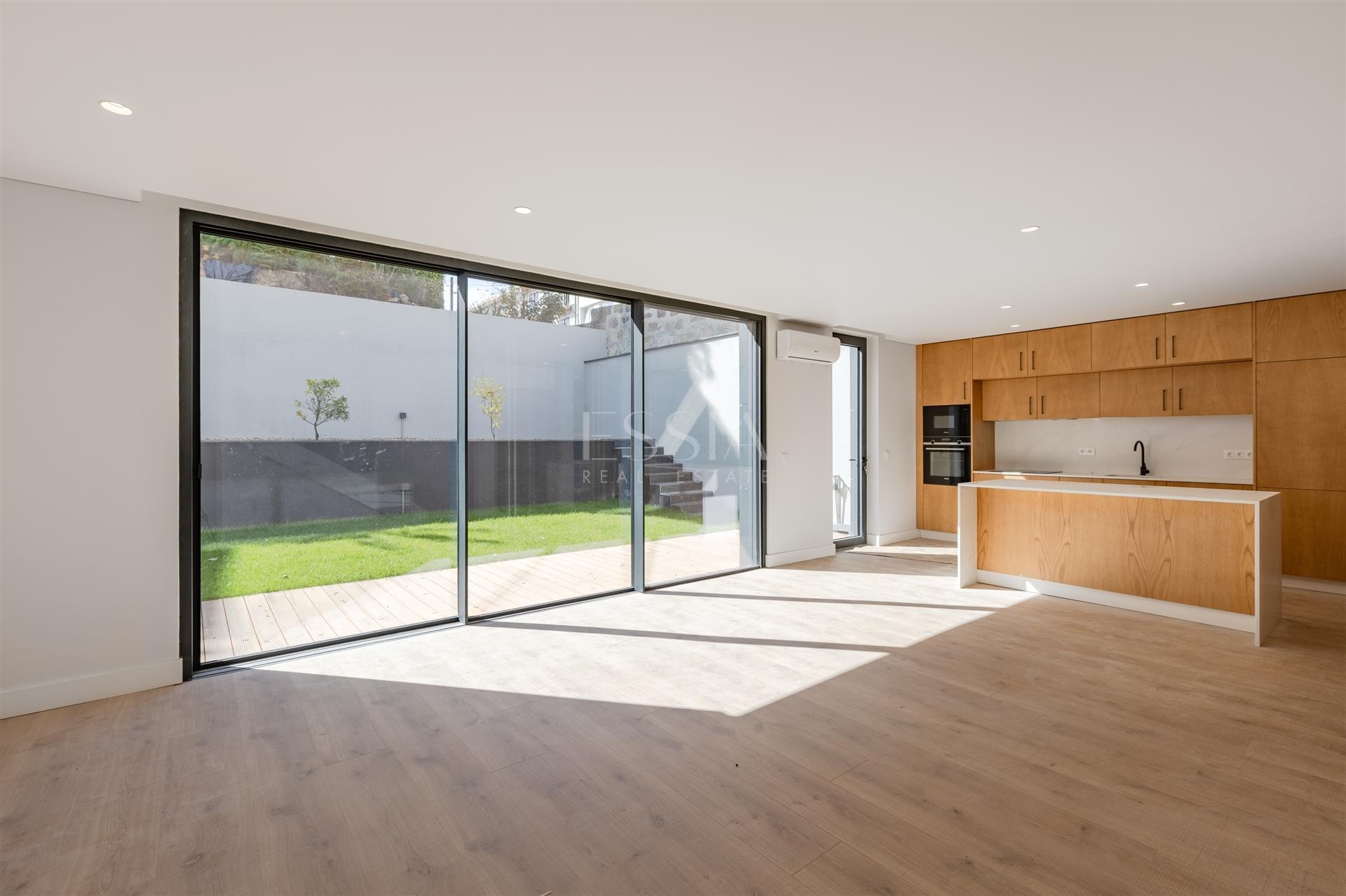 Moradia Geminada T3+1 com Jardim e Três Frentes na Boavista