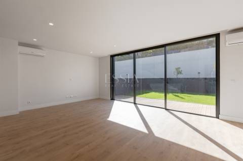 Moradia Geminada T3+1 com Jardim e Três Frentes na Boavista