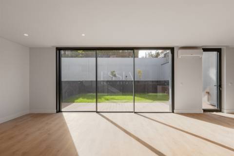 Moradia Geminada T3+1 com Jardim e Três Frentes na Boavista