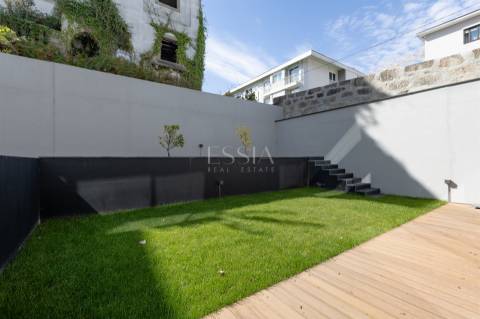 Moradia Geminada T3+1 com Jardim e Três Frentes na Boavista