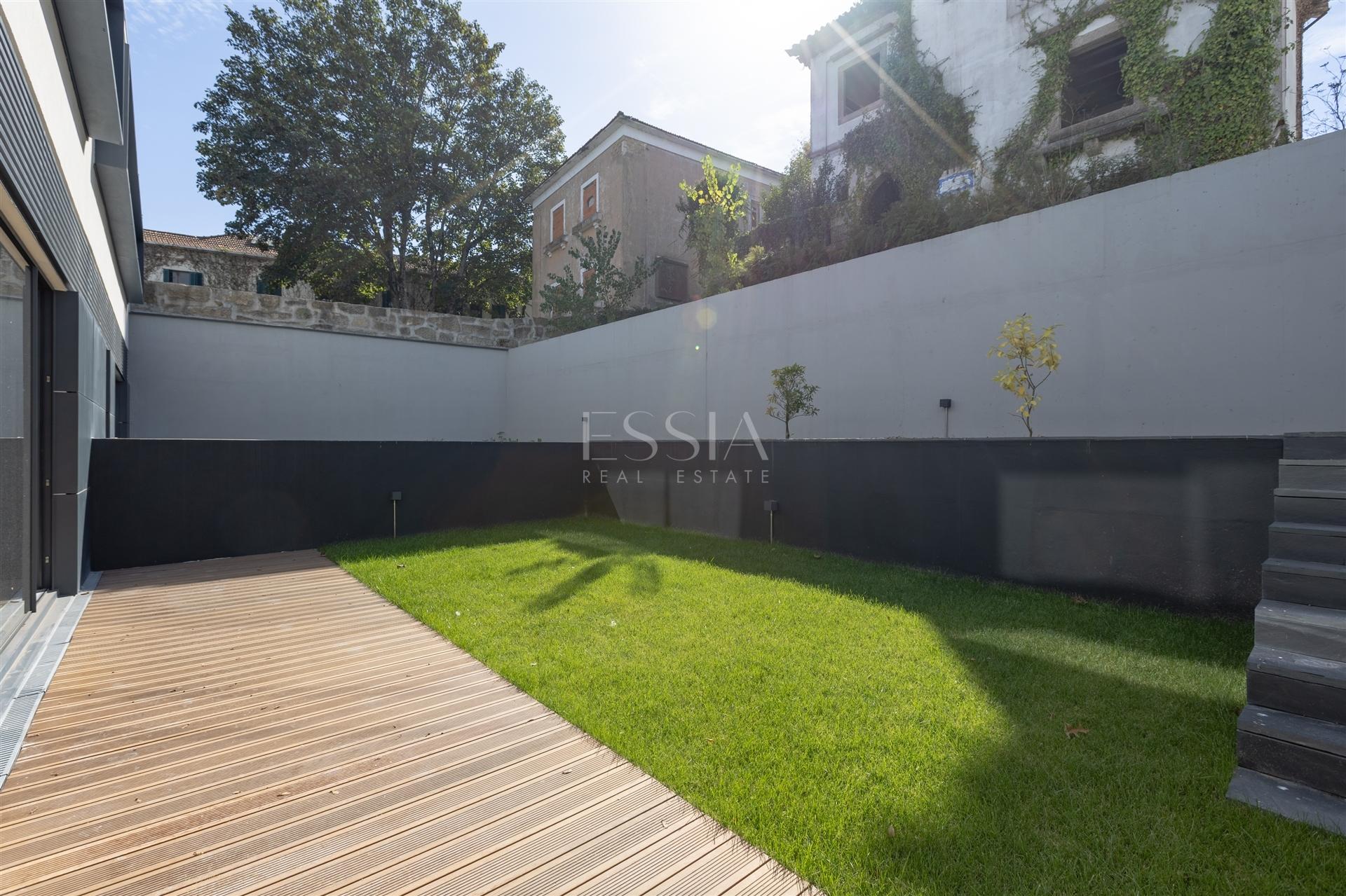 Moradia Geminada T3+1 com Jardim e Três Frentes na Boavista