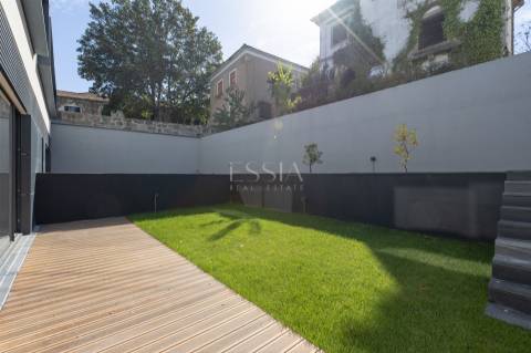 Moradia Geminada T3+1 com Jardim e Três Frentes na Boavista