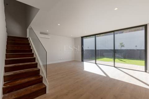 Moradia Geminada T3+1 com Jardim e Três Frentes na Boavista