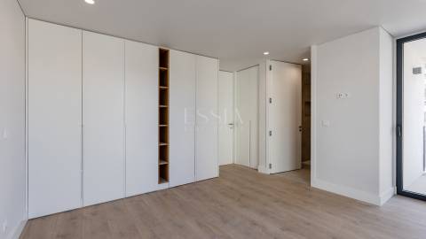 Moradia Geminada T3+1 com Jardim e Três Frentes na Boavista