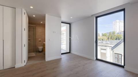 Moradia Geminada T3+1 com Jardim e Três Frentes na Boavista